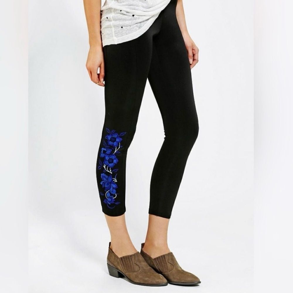 Silence + Noise By Urban Outfitters Floral Embroidered Detail Leggings Black L